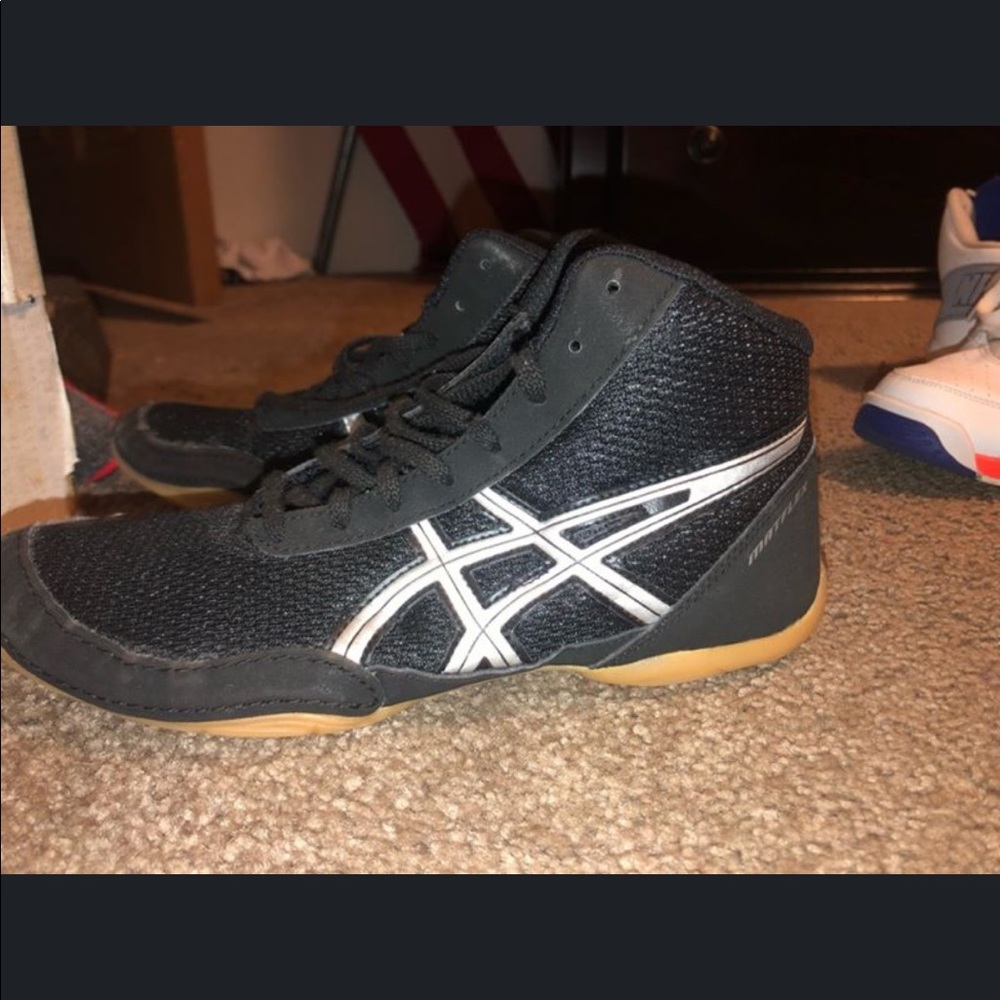 Boys size 6 wrestling shoes